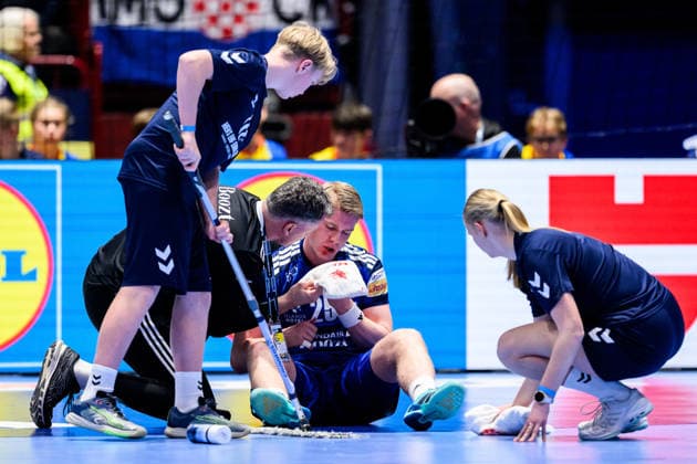 260123 Haukur Thrastarson of Iceland receives treatment during the EHF European Handball Championship main round match between Iceland and Croatia on January 23, 2026 in Malmö Photo Petter Arvidson BILDBYRAN kod PA PA1134 handball handball handball handballs em 2026 croatia croatia island iceland ehf european handball championship bbeng grappa33 injury  Copyright: PETTERxARVIDSON BB260123PA024