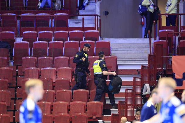 MALMÖ, SWEDEN 20260123 Police seize an abandoned bag in the stands during the match between Iceland and Croatia in the European Handball Championship in Malmö 2026 MALMÖ SWEDEN x10600x  Copyright: xAndreasxHillergren TTx EHF EURO 2026 ICELAND-CROATIA