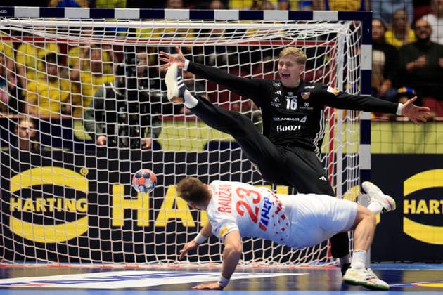 MALMÖ, SWEDEN 20260123 Croatia s Zlatko Rauzan scores behind Iceland s goalkeeper Viktor Hallgrimsson during the 2026 EHF European Men s Handball Championship the EHF Euro 2026 match between Iceland and Croatia, at Malmo Arena in Malmo, Sweden, on January 23, 2026 MALMÖ SWEDEN x10600x  Copyright: xAndreasxHillergren TTx EHF EURO 2026 ICELAND-CROATIA