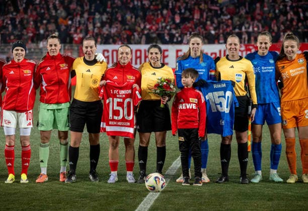 Soccer, Women, Season 2025 2026, Google Pixel Women Bundesliga 15 Matchday , 1 FC Union Berlin Bayer 04 Leverkusen, Referee Riem Hussein whistles her 150 game, received a bouquet of flowers and jerseys of both teams before the game, 23 01 2026, Copyright: xMatthiasxKochx