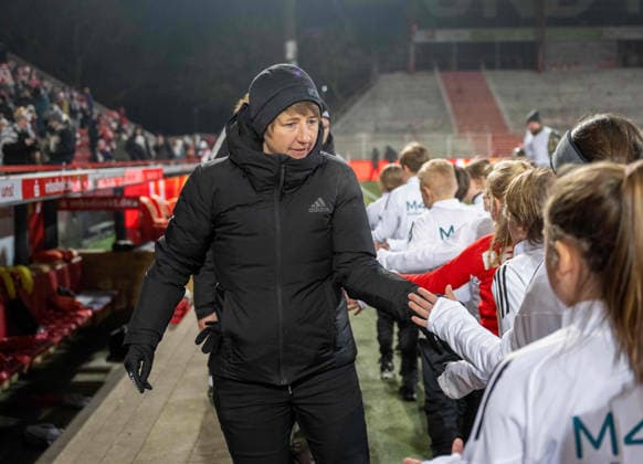 Soccer, Women, Season 2025 2026, Google Pixel Women Bundesliga 15 Matchday , 1 FC Union Berlin Bayer 04 Leverkusen, v l Coach Ailien Poese 1 FC Union high-fives with the run-in kids, 23 01 2026, Copyright: xMatthiasxKochx
