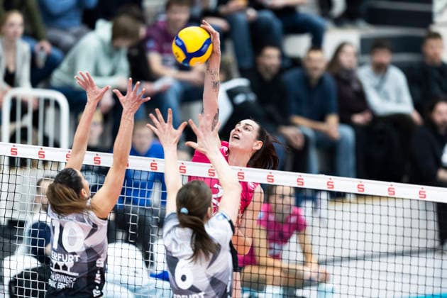 1 Volleyball Bundesliga Women Schwarz Weiss Erfurt vs VC Wiesbaden Erfurt 23 01 2026 Jimena Fernandez Gayoso 22 VC Wiesbaden eggen Kinga Szücs 10 Schwarz Weiss Erfurt left and Lena Linke 6 Schwarz Weiss Erfurt right 1 Volleyball Bundesliga Women Schwarz Weiss Erfurt vs VC Wiesbaden Riethsporthalle Erfurt 23 01 2026 Copyright: xBEAUTIFULxSPORTS Duehringx