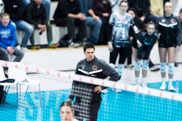 1 Volleyball Bundesliga Women Schwarz Weiss Erfurt vs VC Wiesbaden Erfurt 23 01 2026 Paplo Sánchez Coach Schwarz Weiss Erfurt 1 Volleyball Bundesliga Women Schwarz Weiss Erfurt vs VC Wiesbaden Riethsporthalle Erfurt 23 01 2026 Copyright: xBEAUTIFULxSPORTS Duehringx