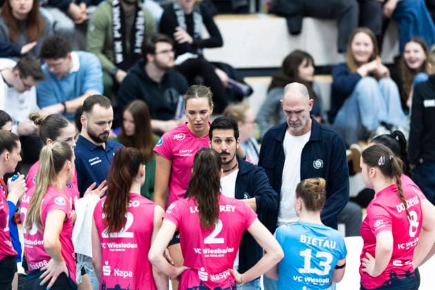 1 Volleyball Bundesliga Women Schwarz Weiss Erfurt vs VC Wiesbaden Erfurt 23 01 2026 Tigin Ya lio lu Coach VC Wiesbaden Center and team 1 Volleyball Bundesliga Women Schwarz Weiss Erfurt vs VC Wiesbaden Riethsporthalle Erfurt 23 01 2026 Copyright: xBEAUTIFULxSPORTS Duehringx