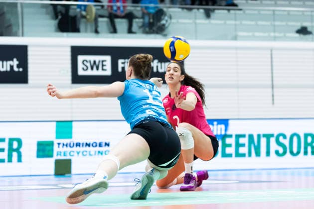 1 Volleyball Bundesliga Women Schwarz Weiss Erfurt vs VC Wiesbaden Erfurt 23 01 2026 Lilly Bietau 13 VC Wiesbaden front and Cayetana López Rey 2 VC Wiesbaden back 1 Volleyball Bundesliga Women Schwarz Weiss Erfurt vs VC Wiesbaden Riethsporthalle Erfurt 23 01 2026 Copyright: xBEAUTIFULxSPORTS Duehringx