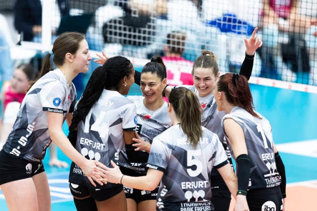 1 Volleyball Bundesliga Women Schwarz Weiss Erfurt vs VC Wiesbaden Erfurt 23 01 2026 Cheering, Kinga Szücs 10 Schwarz Weiss Erfurt center and Alianza Darley 14 Schwarz Weiss Erfurt with team 1 Volleyball Bundesliga Women Schwarz Weiss Erfurt vs VC Wiesbaden Riethsporthalle Erfurt 23 01 2026 Copyright: xBEAUTIFULxSPORTS Duehringx