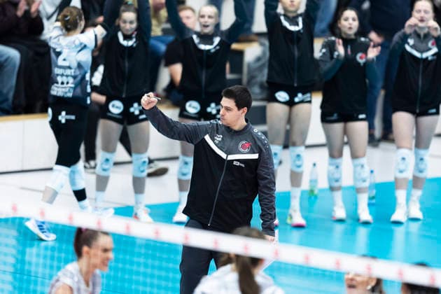 1 Volleyball Bundesliga Women Schwarz Weiss Erfurt vs VC Wiesbaden Erfurt 23 01 2026 Cheers, Paplo Sánchez Coach Schwarz Weiss Erfurt 1 Volleyball Bundesliga Women Schwarz Weiss Erfurt vs VC Wiesbaden Riethsporthalle Erfurt 23 01 2026 Copyright: xBEAUTIFULxSPORTS Duehringx