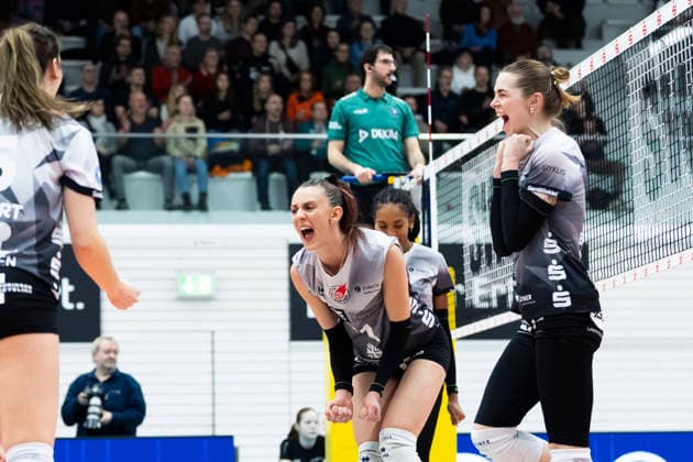 1 Volleyball Bundesliga Women Schwarz Weiss Erfurt vs VC Wiesbaden Erfurt 23 01 2026 Cheering, Isabel Kova i 11 Schwarz Weiss Erfurt center and Elizabeth Sandbothe 2 Schwarz Weiss Erfurt right with team 1 Volleyball Bundesliga Women Schwarz Weiss Erfurt vs VC Wiesbaden Riethsporthalle Erfurt 23 01 2026 Copyright: xBEAUTIFULxSPORTS Duehringx