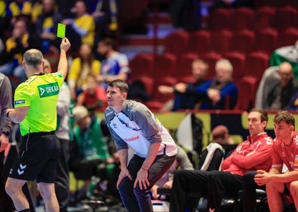 Switzerland s coach Andy Smith receives a warning during the 2026 EHF European Men s Handball Championship the EHF Euro 2026 match between Switzerland and Hungary, at Malmo Arena in Malmo, Sweden, on January 23, 2026 MALMÖ SWEDEN x10600x  Copyright: xAndreasxHillergren TTx EHF EURO 2026 SWITZERLAND-HUNGARY