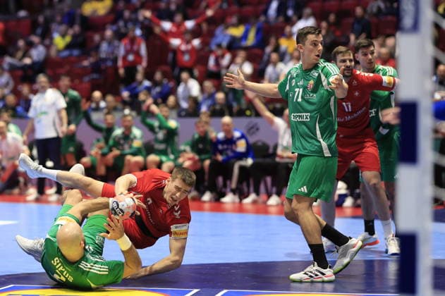 MALMÖ, SVERIGE 20260123 Hungary s Adrian Sipos and Switzerland s Manuel Zehnder on the ground, Hungary s Mate Onodi Janoskuti reacts during the 2026 EHF European Men s Handball Championship the EHF Euro 2026 match between Switzerland and Hungary, at Malmo Arena in Malmo, Sweden, on January 23, 2026 MALMÖ SVERIGE x10600x  Copyright: xAndreasxHillergren TTx EHF EURO 2026 SWITZERLAND-HUNGARY