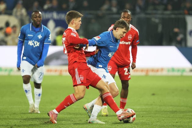 23 01 2026, xtvx, Fußball 2 Bundesliga, SV Darmstadt 98 1 FC Nürnberg v l Zweikampf, Duell, duel, tackle, compete Tom Baack 1 FC Nuernberg Luca Marseiler SV Darmstadt 98 DFL DFB REGULATIONS PROHIBIT ANY USE OF PHOTOGRAPHS as IMAGE SEQUENCES and or QUASI VIDEO Darmstadt