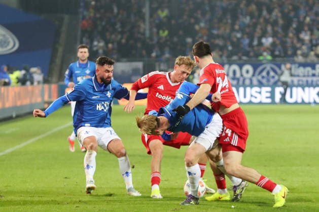 23 01 2026, xtvx, Fußball 2 Bundesliga, SV Darmstadt 98 1 FC Nuremberg v l Zweikampf, Duell, duel, tackle, compete Isac Lidberg SV Darmstadt 98 Luka Lochoshvili 1 FC Nuernberg DFL DFB REGULATIONS PROHIBIT ANY USE OF PHOTOGRAPHS as IMAGE SEQUENCES and or QUASI VIDEO Darmstadt