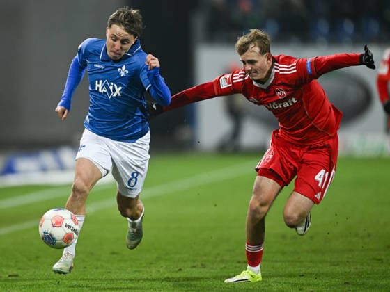 Luca Marseiler SV Darmstadt 1898, 08 in duel with Eric Porstner 1 FC Nürnberg, 41 , GER, SV Darmstadt 98 vs 1 FC Nürnberg, Soccer, 2 Bundesliga, Matchday 19, Season 2025 2026, 23 01 2026 DFL REGULATIONS PROHIBIT ANY USE OF PHOTOGRAPHS AS IMAGE SEQUENCES AND OR QUASI VIDEO GER, SV Darmstadt 98 vs 1 FC Nürnberg, Soccer, 2 Bundesliga, Matchday 19, Season 2025 2026, 23 01 2026 Darmstadt Copyright: xEibner-Pressefoto FlorianxWiegandx EP_FWD