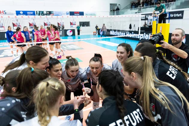 1 Volleyball Bundesliga Women Schwarz Weiss Erfurt vs VC Wiesbaden Erfurt 23 01 2026 Cheers, Schwarz Weiss Erfurt 1 Volleyball Bundesliga Women Schwarz Weiss Erfurt vs VC Wiesbaden Riethsporthalle Erfurt 23 01 2026 Copyright: xBEAUTIFULxSPORTS Duehringx