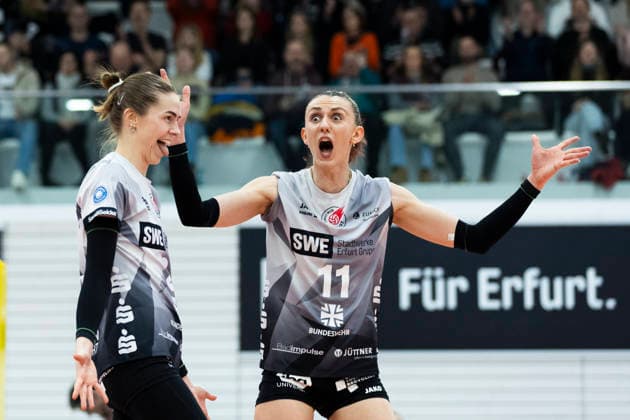 1 Volleyball Bundesliga Women Schwarz Weiss Erfurt vs VC Wiesbaden Erfurt 23 01 2026 Elizabeth Sandbothe 2 Schwarz Weiss Erfurt left and Isabel Kova i 11 Schwarz Weiss Erfurt right 1 Volleyball Bundesliga Women Schwarz Weiss Erfurt vs VC Wiesbaden Riethsporthalle Erfurt 23 01 2026 Copyright: xBEAUTIFULxSPORTS Duehringx