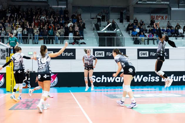 1 Volleyball Bundesliga Women Schwarz Weiss Erfurt vs VC Wiesbaden Erfurt 23 01 2026 Cheers, Schwarz Weiss Erfurt 1 Volleyball Bundesliga Women Schwarz Weiss Erfurt vs VC Wiesbaden Riethsporthalle Erfurt 23 01 2026 Copyright: xBEAUTIFULxSPORTS Duehringx