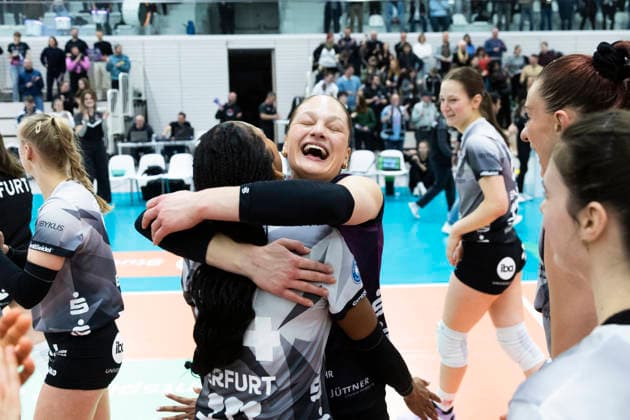 1 Volleyball Bundesliga Women Schwarz Weiss Erfurt vs VC Wiesbaden Erfurt 23 01 2026 Alianza Darley 14 Schwarz Weiss Erfurt in front and Lotte Goertz 4 Schwarz Weiss Erfurt behind 1 Volleyball Bundesliga Women Schwarz Weiss Erfurt vs VC Wiesbaden Riethsporthalle Erfurt 23 01 2026 Copyright: xBEAUTIFULxSPORTS Duehringx