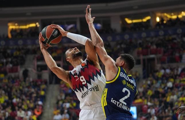 Fenerbahce Beko v Kosner Baskonia - EuroLeague ISTANBUL, TURKIYE - JANUARY 23: Wade Baldwin IV (2) of Fenerbahce Beko in action against Timothe Luwawu-Cabarrot (9) of Kosner Baskonia during the EuroLeague week 24 basketball match between Fenerbahce Beko and Kosner Baskonia at Ulker Sports and Event Hall in Istanbul, Turkiye on January 23, 2026. Beyza Comert Anadolu Istanbul Turkey. Editorial use only. Please get in touch for any other usage.  Copyright: x2026xAnadoluxBeyzaxComertx