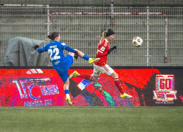 Soccer, Women, Season 2025 2026, Google Pixel Women Bundesliga 15 Matchday , 1 FC Union Berlin Bayer 04 Leverkusen, v l Ruby Grant Leverkusen hits Eileen Campbell 1 FC Union in the face, sees the yellow red card, 23 01 2026, Copyright: xMatthiasxKochx