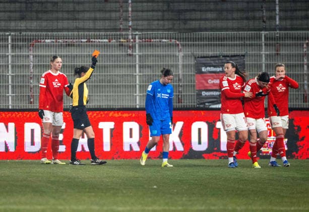 Soccer, Women, Season 2025 2026, Google Pixel Women Bundesliga 15 Matchday , 1 FC Union Berlin Bayer 04 Leverkusen, v l Referee Riem Hussein shows Ruby Grant Leverkusen the yellow-red card, 23 01 2026, Copyright: xMatthiasxKochx