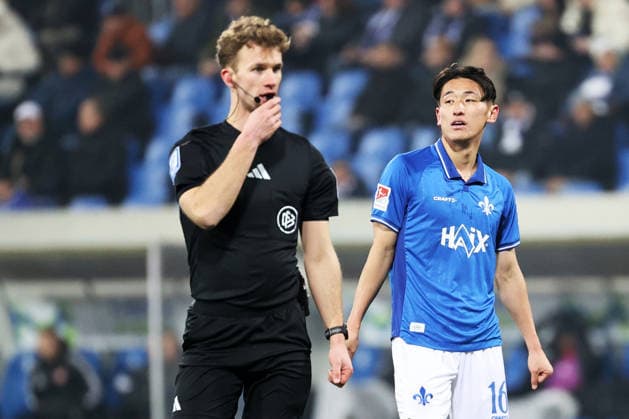 23 01 2026, xtvx, Soccer 2 Bundesliga, SV Darmstadt 98 1 FC Nürnberg v l Referee Jarno Wienefeld Hiroki Akiyama SV Darmstadt 98 DFL DFB REGULATIONS PROHIBIT ANY USE OF PHOTOGRAPHS as IMAGE SEQUENCES and or QUASI VIDEO Darmstadt