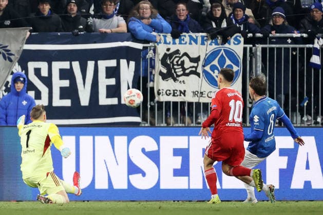 23 01 2026, xtvx, Soccer 2 Bundesliga, SV Darmstadt 98 1 FC Nuremberg v l Goal scored, Goal to 2 0 Luca Marseiler SV Darmstadt 98 Goalkeeper Jan Reichert 1 FC Nuremberg DFL DFB REGULATIONS PROHIBIT ANY USE OF PHOTOGRAPHS as IMAGE SEQUENCES and or QUASI VIDEO Darmstadt