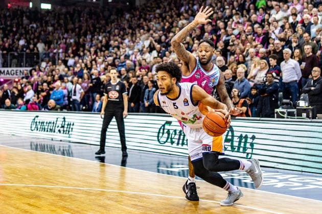 D Shawn Schwartz Rostock Seawolves, 05 sets sight against Jeff Garrett Jr Telekom Baskets Bonn, 04 by Telekom Baskets Bonn vs Rostock Seawolves, Basketball, easy Credit BBL, 17 Matchday, 2025 2026, 23 01 2026 Telekom Baskets Bonn vs Rostock Seawolves, Basketball, easy Credit BBL, 17 Matchday, 2025 2026, 23 01 2026 Bonn Copyright: xEibner-Pressefoto GerhardxWingenderx EP_GWR