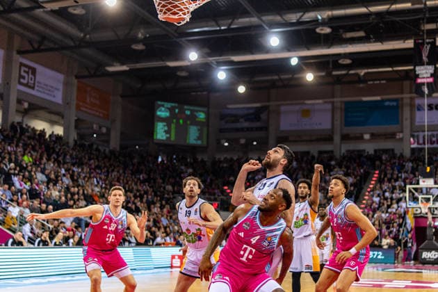 Patrick Heckmann Telekom Baskets Bonn, 33 , Jeff Garrett Jr Telekom Baskets Bonn, 04 , Owen Klassen Rostock Seawolves, 29 , Sid Marlon Theis Rostock Seawolves, 19 , Alijah Comithier Telekom Baskets Bonn, 02 watch as the ball falls into the basket after a free throw by D Shawn Schwartz Rostock Seawolves, 05 falls into the basket Telekom Baskets Bonn vs Rostock Seawolves, Basketball, easy Credit BBL, 17 Matchday, 2025 2026, 23 01 2026 Telekom Baskets Bonn vs Rostock Seawolves, Basketball, easy Credit BBL, 17 Matchday, 2025 2026, 23 01 2026 Bonn Copyright: xEibner-Pressefoto GerhardxWingenderx EP_GWR