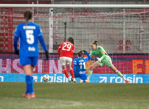 Soccer, Women, Season 2025 2026, Google Pixel Women Bundesliga 15 Matchday , 1 FC Union Berlin Bayer 04 Leverkusen, Kristin Kögel Leverkusen scores the goal to 1 2 against Antonia Halverkamps 1 FC Union and goalkeeper Cara Bösl 1 FC Union , 23 01 2026, Copyright: xMatthiasxKochx