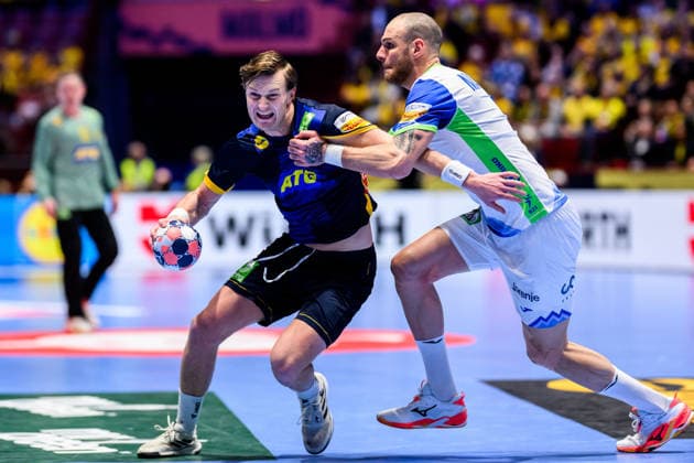 260123 Jonathan Carlsbogard of Sweden and Borut Mackovsek of Slovenia during the EHF European Handball Championship main round match between Slovenia and Sweden on January 23, 2026 in Malmö Photo Petter Arvidson BILDBYRAN kod PA PA1136 handball handball handball handballs em 2026 sverige sweden slovenia slovenien ehf european handball championship bbeng  Copyright: PETTERxARVIDSON BB260123PA155