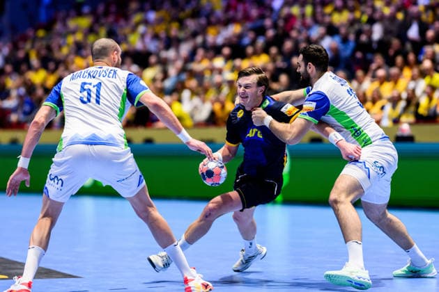 260123 Jonathan Carlsbogard of Sweden and Borut Mackovsek and Stefan Zabic of Slovenia during the EHF European Handball Championship main round match between Slovenia and Sweden on January 23, 2026 in Malmö Photo Petter Arvidson BILDBYRAN kod PA PA1136 handball handball handball handballs em 2026 sverige sweden slovenia slovenien ehf european handball championship bbeng  Copyright: PETTERxARVIDSON BB260123PA160