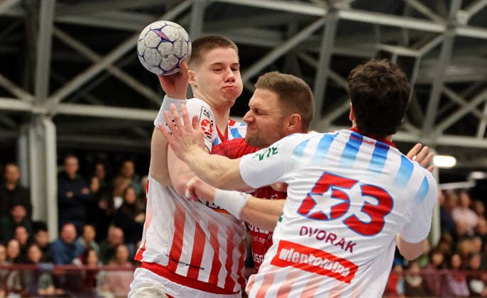 23 01 2026, Germany, Korntal Münchingen, Handball charity match, SG BBM Bietigheim vs Fivers WAT Margareten, f l Maximilian Danhel WAT , Fabian Wiederstein Bietigheim , Florentin Dvorak WAT