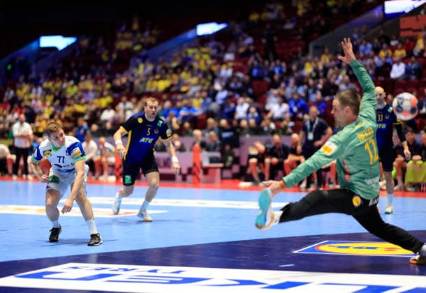 MALMÖ, SWEDEN 20260123 Slovenias Domen Novak puts a penalty on Swedens Andreas Palicka during the European Handball Championship middle round match between Slovenia and Sweden in Malmö Arena, Malmö, Sweden, January 26, 2026 MALMÖ SWEDEN x10600x  Copyright: xAndreasxHillergren TTx HANDBOLLS-EM 2026 SLOVENIEN-SVERIGE