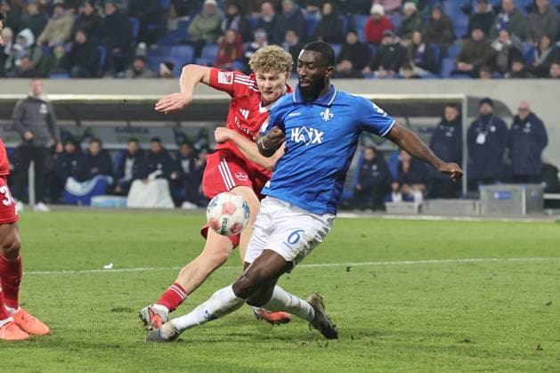 23 01 2026 Soccer Season 2025 2026 2 Soccer Bundesliga 19 Matchday SV Darmstadt 98 SVD D98 Lilien 1 FC Nürnberg FCN Club Sportfoto Zink DaMa xdaxmax DFL regulations prohibit any use of photographs as image sequences and or quasi video only for editorial use Piet Scobel 39, 1 FC Nürnberg FCN mit Torschuss gg Patric Pfeiffer 6, SV Darmstadt 98 D98 SV98
