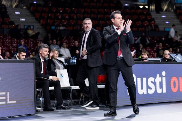 MUNICH, GERMANY - JANUARY 23: Dimitris Itoudis (Head Coach Hapoel IBI Tel Aviv) applauds during the Turkish Airlines EuroLeague match between Partizan Mozzart Bet Belgrade vs. Hapoel IBI Tel Aviv at BMW Park on round 24 of Turkish Airlines EuroLeague on January 23, 2026 in Munich, Germany. Bavaria Germany Copyright: xSteffiexWunderlx