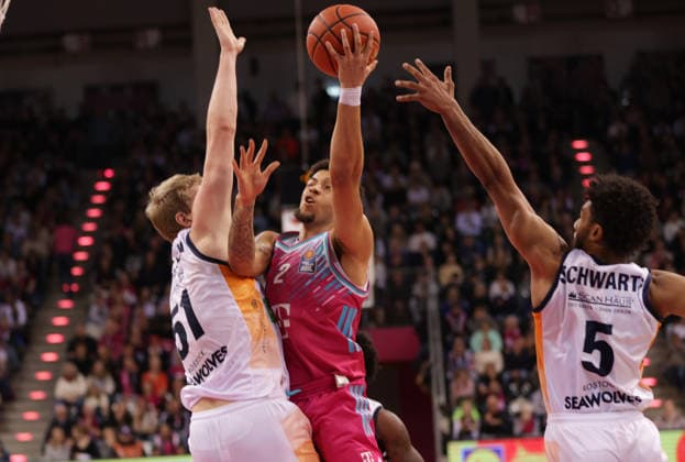 Alijah Comithier Bonn, M against Bent Leuchten Rostock, L and D Shawn Schwartz Rostock , Telekom Baskets Bonn vs Rostock Seawolves, easyCredit BBL, Matchday 17, Telekom Dome Bonn, 23 01 2026