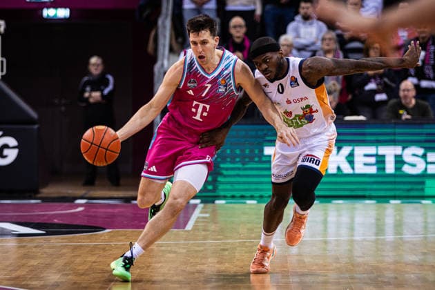 easyCredit Basketball Bundesliga, Telekom Baskets Bonn vs Rostock Seawolves, Carnival game, 23 01 2026 Grayson Murphy Telekom Baskets Bonn 7 and TJ Crockett Jr ROSTOCK SEAWOLVES 0 easyCredit Basketball Bundesliga, Telekom Baskets Bonn vs Rostock Seawolves, Carnival game, 23 01 2026, Telekom Dome Bonn Copyright: xBEAUTIFULxSPORTS Derixx