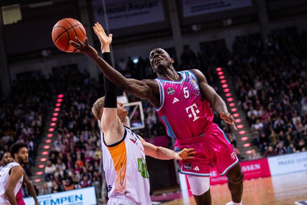 easyCredit Basketball Bundesliga, Telekom Baskets Bonn vs Rostock Seawolves, Carnival game, 23 01 2026 Tylan Birts Telekom Baskets Bonn 5 makes it in despite foul easyCredit Basketball Bundesliga, Telekom Baskets Bonn vs Rostock Seawolves, Carnival game, 23 01 2026, Telekom Dome Bonn Copyright: xBEAUTIFULxSPORTS Derixx