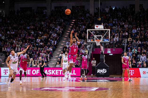 easyCredit Basketball Bundesliga, Telekom Baskets Bonn vs Rostock Seawolves, Carnival game, 23 01 2026 Zachery Cooks Telekom Baskets Bonn 3 tries the half court buzzer easyCredit Basketball Bundesliga, Telekom Baskets Bonn vs Rostock Seawolves, Carnival game, 23 01 2026, Telekom Dome Bonn Copyright: xBEAUTIFULxSPORTS Derixx