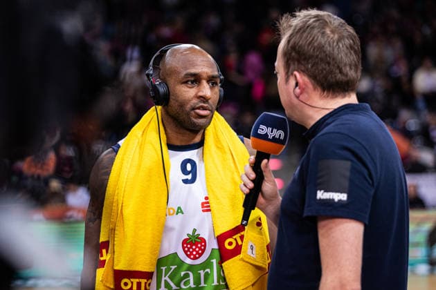 easyCredit Basketball Bundesliga, Telekom Baskets Bonn vs Rostock Seawolves, carnival game, 23 01 2026 DeAndre Lansdowne ROSTOCK SEAWOLVES 9 interviewed by DYN easyCredit Basketball Bundesliga, Telekom Baskets Bonn vs Rostock Seawolves, carnival game, 23 01 2026, Telekom Dome Bonn Copyright: xBEAUTIFULxSPORTS Derixx