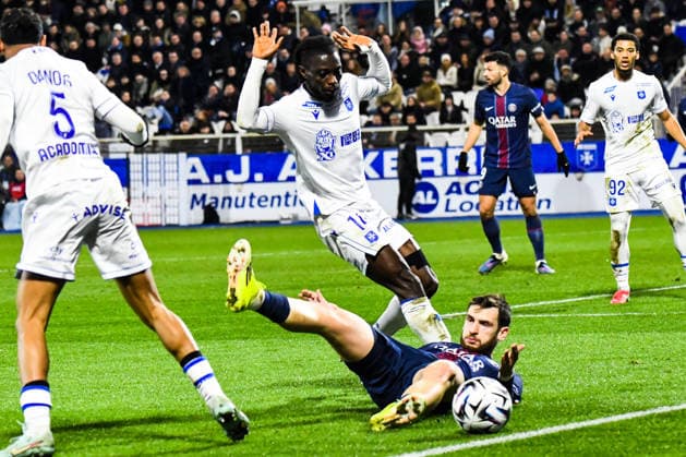 FOOTBALL : AJ Auxerre vs Paris SG - Ligue 1 - JournÃ e 19 - 23 01 2026 Gideon Mensah (AJ Auxerre) Khvicha Kvaratskhelia (Paris SG) AuxerreFrance  Copyright: xBaptistexAutissierx