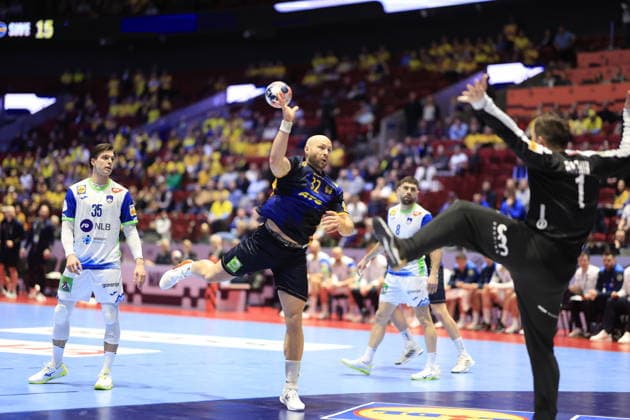 MALMÖ, SWEDEN 20260123 Sweden s Oscar Bergendahl scores a goal against Slovenia s goalkeeper Joze Baznik during the European Handball Championship intermediate round match between Slovenia and Sweden at Malmö Arena, Malmö, Sweden, January 26, 2026 MALMÖ SWEDEN x10600x  Copyright: xAndreasxHillergren TTx EUROPEAN HANDBALL CHAMPIONSHIP 2026 SLOVENIA-SWEDEN
