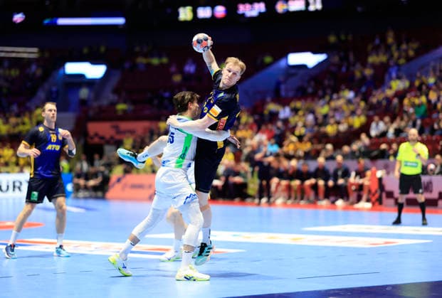 Slovenia s Domen Makuc tries to stop Sweden s Eric Johansson during the European Handball Championship s intermediate round match between Slovenia and Sweden at Malmö Arena, Malmö, Sweden, January 26, 2026 MALMÖ SWEDEN x10600x  Copyright: xAndreasxHillergren TTx EUROPEAN HANDBALL CHAMPIONSHIP 2026 SLOVENIA-SWEDEN