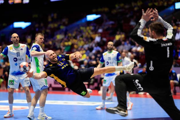 Sweden s Oscar Bergendahl scores a goal against Slovenia s goalkeeper Joze Baznik during the European Handball Championship intermediate round match between Slovenia and Sweden at Malmö Arena, Malmö, Sweden, January 26, 2026. MALMÖ SWEDEN x10600x *** Sweden s Oscar Bergendahl scores a goal against Slovenia s goalkeeper Joze Baznik during the European Handball Championship intermediate round match between Slovenia and Sweden at Malmö Arena, Malmö, Sweden, January 26, 2026 MALMÖ SWEDEN x10600x  Copyright: xAndreasxHillergren TTx EUROPEAN HANDBALL CHAMPIONSHIP 2026 SLOVENIA-SWEDEN