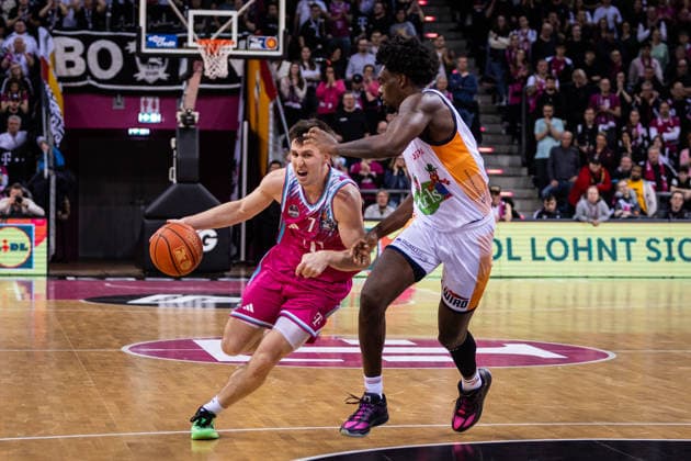 easyCredit Basketball Bundesliga, Telekom Baskets Bonn vs Rostock Seawolves, carnival game, 23 01 2026 Grayson Murphy Telekom Baskets Bonn 7 pulls to the basket easyCredit Basketball Bundesliga, Telekom Baskets Bonn vs Rostock Seawolves, carnival game, 23 01 2026, Telekom Dome Bonn Copyright: xBEAUTIFULxSPORTS Derixx