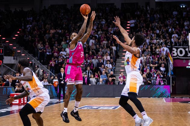 easyCredit Basketball Bundesliga, Telekom Baskets Bonn vs Rostock Seawolves, Carnival game, 23 01 2026 Jeff Garrett Jr Telekom Baskets Bonn 4 with the three-pointer easyCredit Basketball Bundesliga, Telekom Baskets Bonn vs Rostock Seawolves, Carnival game, 23 01 2026, Telekom Dome Bonn Copyright: xBEAUTIFULxSPORTS Derixx