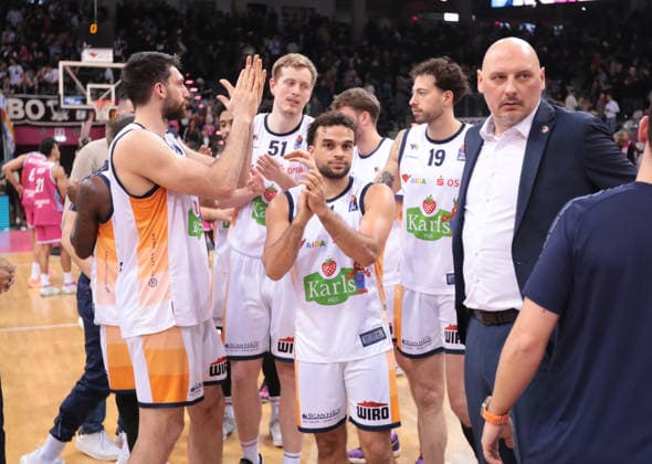 Final celebration Rostock with Bent Leuchten, Sid Marlon Theis and Head Coach Przemyslaw Frasunkiewicz Rostock , Telekom Baskets Bonn vs Rostock Seawolves, easyCredit BBL, Matchday 17, Telekom Dome Bonn, 23 01 2026