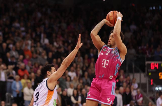 Alijah Comithier Bonn throws in front of Dominic Lockhart Rostock , Telekom Baskets Bonn vs Rostock Seawolves, easyCredit BBL, Matchday 17, Telekom Dome Bonn, 23 01 2026