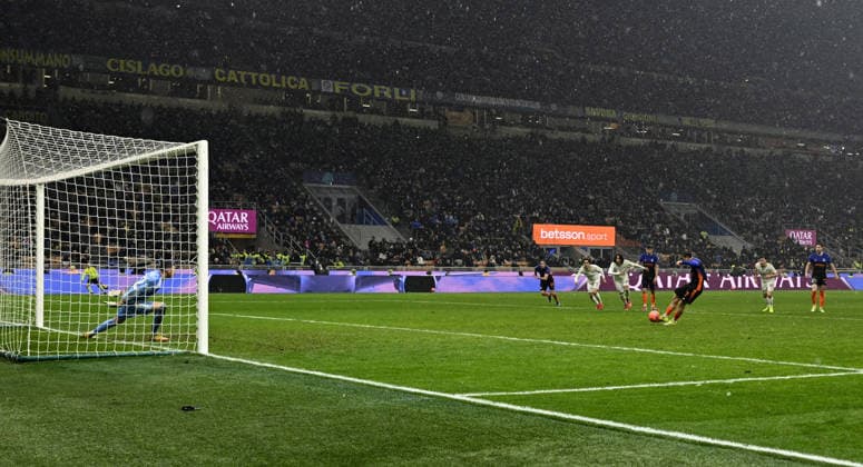 Foto IPP Paolo Bona Milano 23 01 2026 Campionato Serie A di Calcio stagione 2025 2026 partita Inter-Pisa Nella foto Piotr Zielinski segna il gol del 1-2 su rigore Italy Photo Press Worldwide Copyright italy Italy ITALY  Copyright: xR4924_italyphotopressx