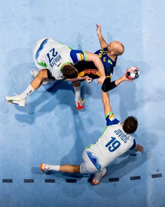260123 Lukas Sandell of Sweden in action with Kristjan Horzen and Stas Slatinek Jovicic of Slovenia during the EHF European Handball Championship main round match between Slovenia and Sweden on January 23, 2026 in Malmö Photo Petter Arvidson BILDBYRAN kod PA PA1136 handball handball handball handballs em 2026 sverige sweden Slovenia slovenien ehf european handball championship bbeng  Copyright: PETTERxARVIDSON BB260123PA285